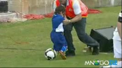 Футболист оцелва детенце с топката - хедшот!!!