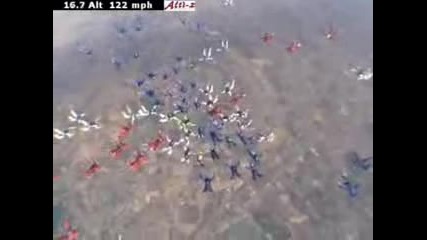 400 души скачат с парашут 