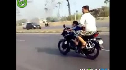 Момиченце кара мотора на татко