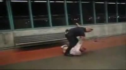 Полицай разбива главата на пияница!!! 