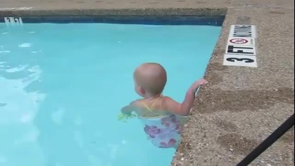 Бебе Плува Като Шампион ... Невероятно