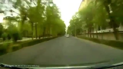 Жена зад волана бързо премина на жълт светофар и какво стана ?