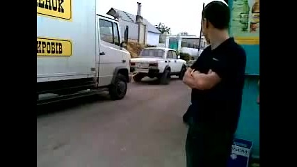 Зверски Москвич дърпа Камион 