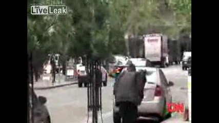 Кос атакува пешеходци - смях