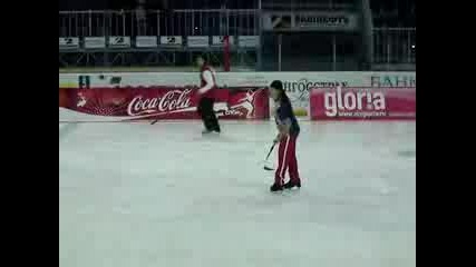 Макс И Колегите Му Играят Хокей