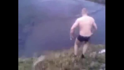 Идиот скача в река и си удря главата в заледената част! Смях!