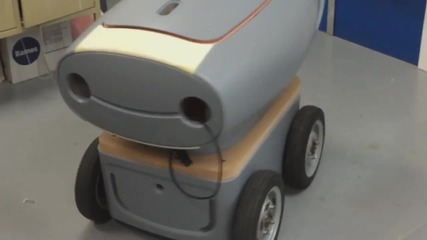 Симпатично роботче доставя пици по домовете