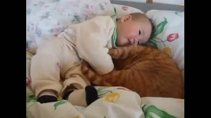 Бебе и котка се гушкат