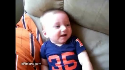 това бебе много яко се смее 