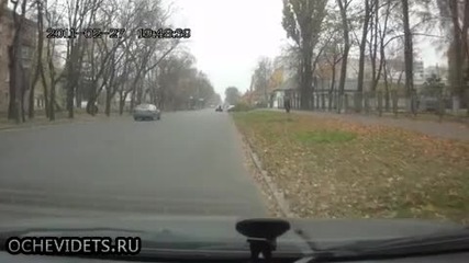 Пиян шофьор преминава на червен светофар с последствия
