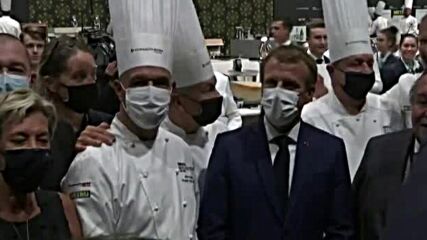 Протестиращ замери френския президент с яйце