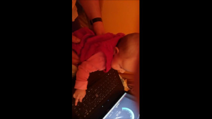 5 месечно бебе играе на компютър