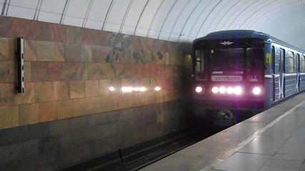 Московското метро пристига на станция. Машиниста е длъжен да спре до чернобялата летва.