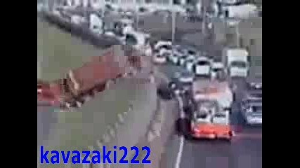 Тир Минава През 3 Платна Пълни С Коли