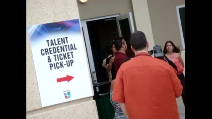 Dul saliendo de los ensayos para los Premios Juventud 
