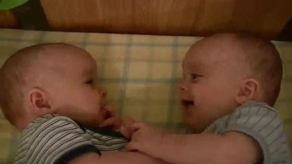 Комуникацията между 2 бебета 