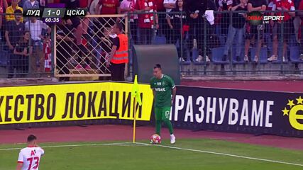 Предмети полетяха от трибуните