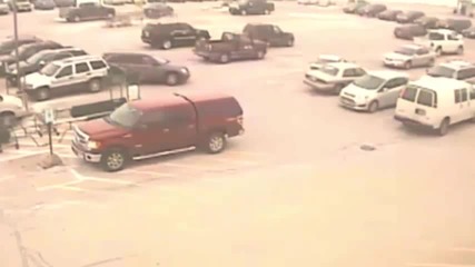 92-годишен шофьор удари 10 автомобила на излизане от паркинг
