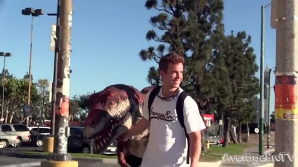 Динозавър плаши хората в квартала