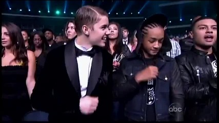 Джъстин и Джейдън танцуват на песента Rain over me ( Ama's )