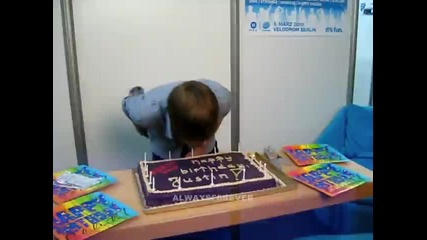 Джъстин Бийбър духа свещичките на тортата си за 16 си рожден ден..!!! 