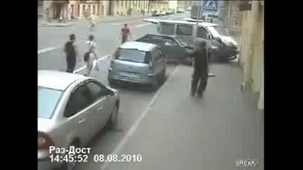 Тази Жена Едвам Не Я Сгазиха 