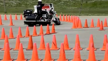 Полицай демонстрира завидни умения с мотора си