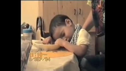 Дете Заспива Докато Яде