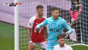 Смях: Бранител на Арсенал опита да свали ръкавиците на вратаря на Тотнъм