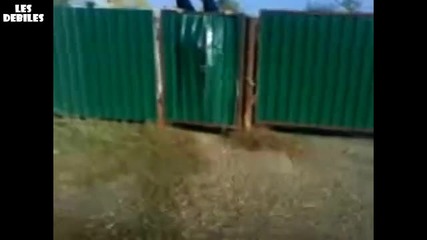 Дядка пада, докато прескача ограда (смях) 