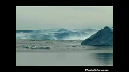 Огромен Айсберг се Преобръща в Океана 