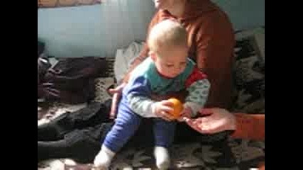 Бебе Мачка Коте и играе с портокал- Горкото Коте