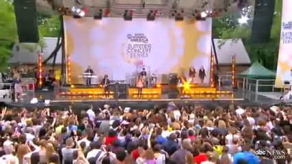 На живо! Selena Gomez - Naturally ( G M A - 17.06.2011 )