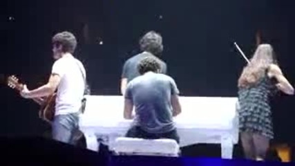 Kevin Jonas на пиано... Jonas Brothers - Turn Right 
