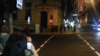 Австралийски полицаи забавляват хората по улицата!