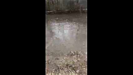 Улица с кратери, които се пълнят с вода