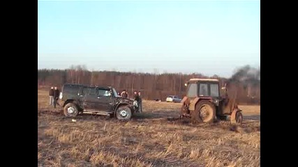 трактор дърпа закъсал хамър 