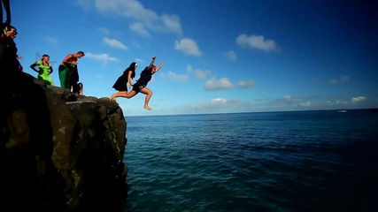 Страхотно забавление! Скачане от скали във вода !!