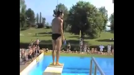 Смешно падане в басейн - смях 