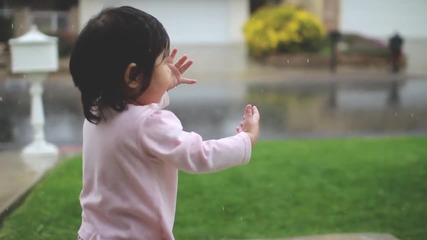 Момиченце за първи път се любува на дъжда Kayden + Rain