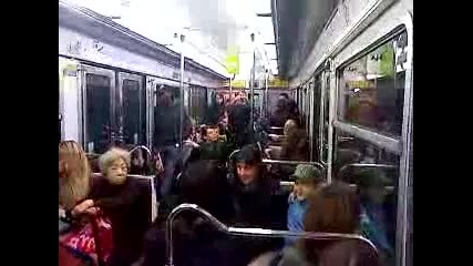 Циганин пее рап в Парижкото метро 