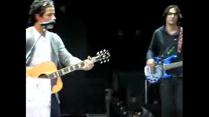 jonas brothers soundcheck girl sings with nick give love a try biggest fan august 25th 2010 