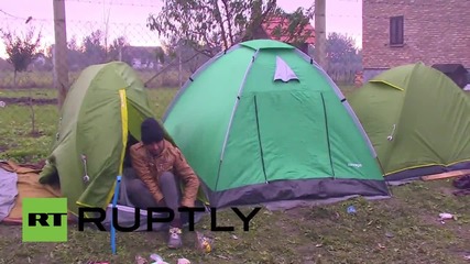 Бежанци пеят и танцуват, за да се стоплят на границата между Сърбия и Хърватия