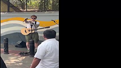 „Няма разрешение - няма представление”: Полиция спря уличен концерт на Ед Шийрън (ВИДЕО)