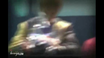 Fancam 120211 L.joe sniffing a bouquet of flowers Suyu fansigning