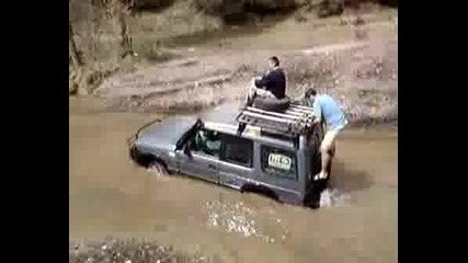 Land Rover Discovery En El Rio