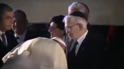 Папа Франциск се кланя и целува ръцете на Ротшилд и Рокфелер. Схващате ли...?!?