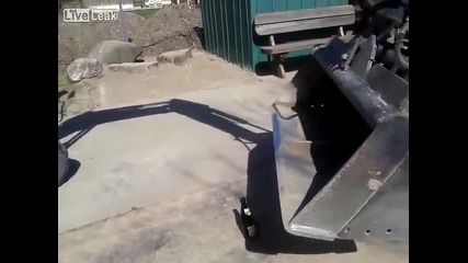 Отваряне на бира с багер