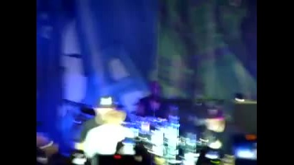 Justin Bieber going Crazy in a Concert!!!!..