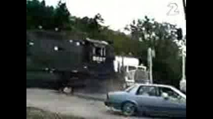 Влак Отнася Камион